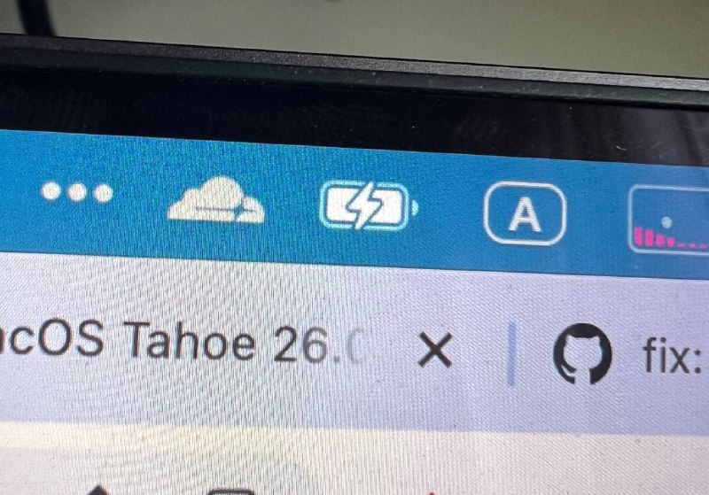 这bug太怪了，拍照还不够明显，这个电量的图标，是hdr高亮度的白色…..离谱，我以为是电池要充炸了呢