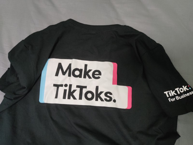 群友深夜晒悲伤的衣服 唉